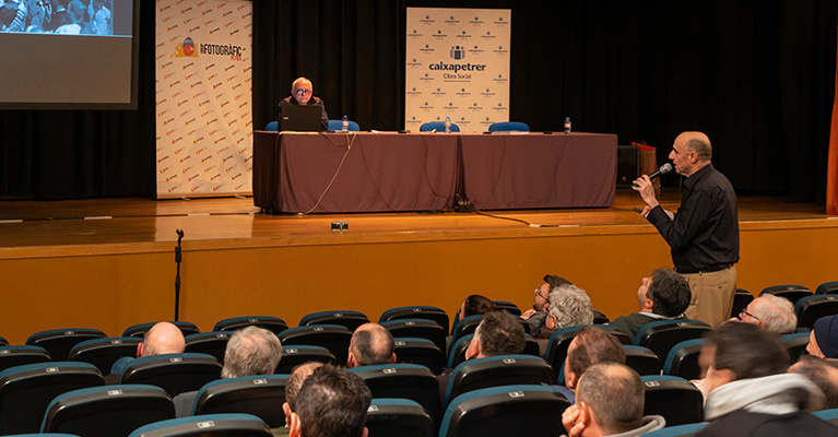 Conferencia Robert Capa en Cerro Muriano en colaboración de la Obra Social de Caixapetrer